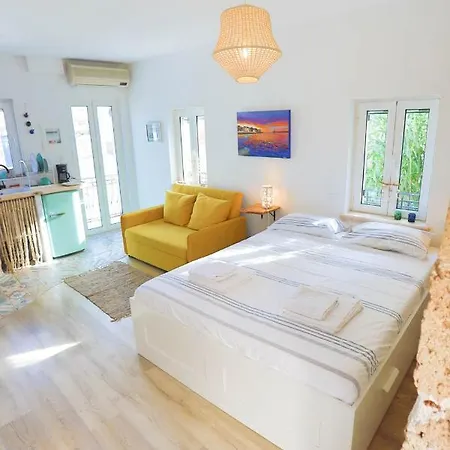 Ravi Boutique - 1 Minute Walk From Apartamento