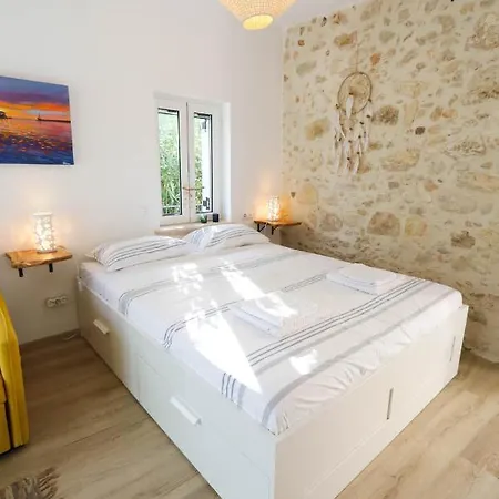 Ravi Boutique - 1 Minute Walk From Apartamento Kalyves